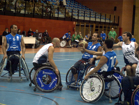 SERVIGEST BURGOS OFRECE LA PRIMERA VICTORIA A SU AFICIÓN (64-39)